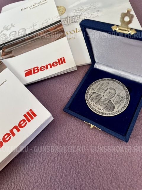 Юбилейная медаль и книга Benelli Бруно Чиволани